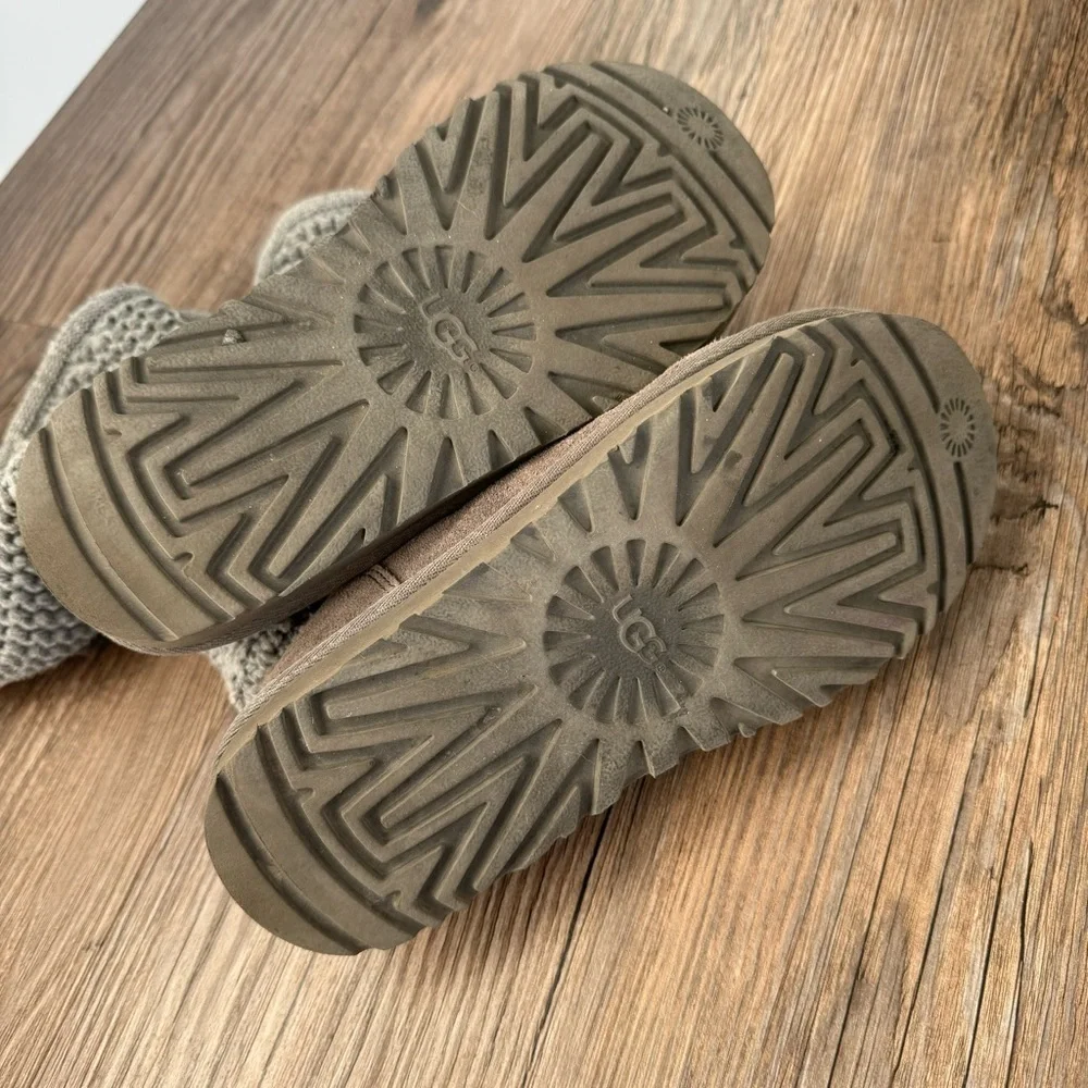 UGG® WOMEN'S SHAINA BOOTS - ROUND TOE Size 6